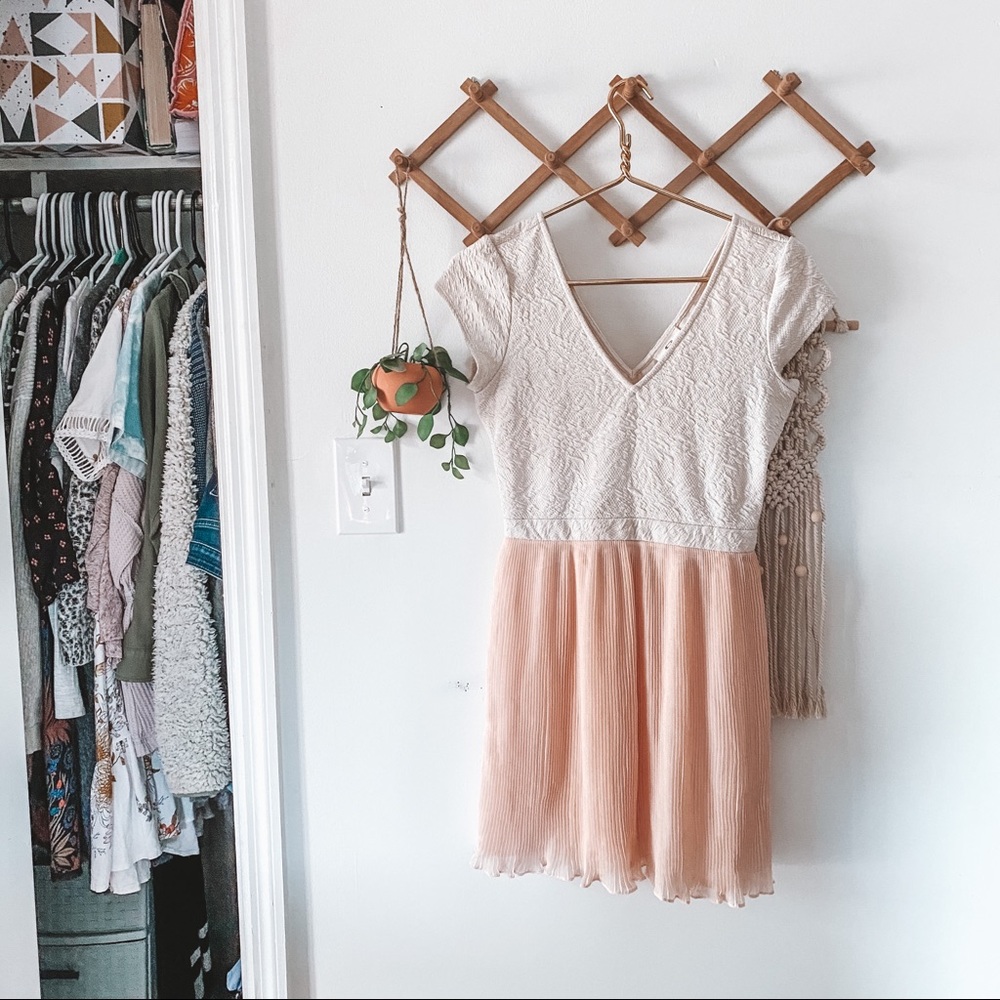 UO PINS & NEEDLES • Textured Pleated Chiff…